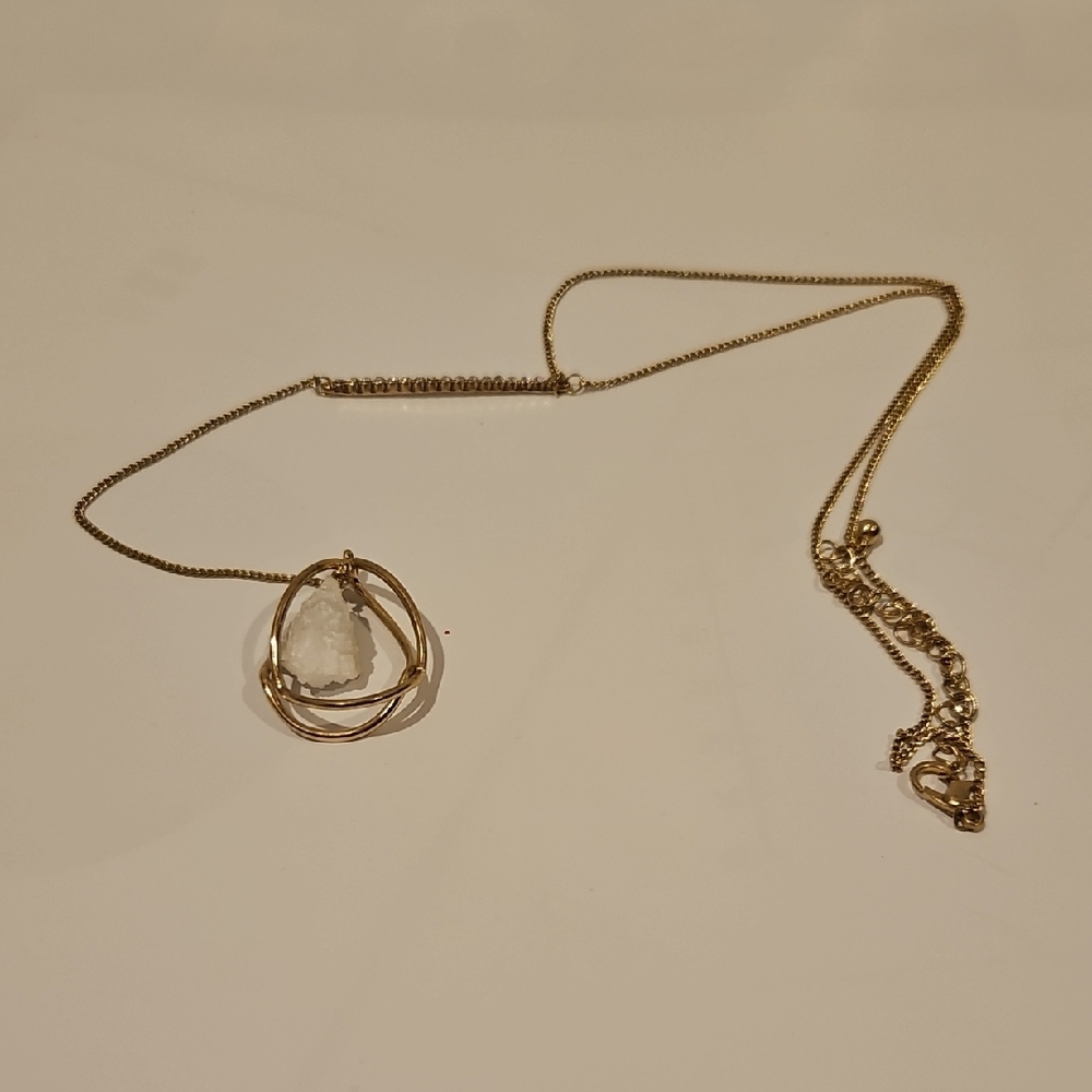 Elegant Gold Pendant Necklace
